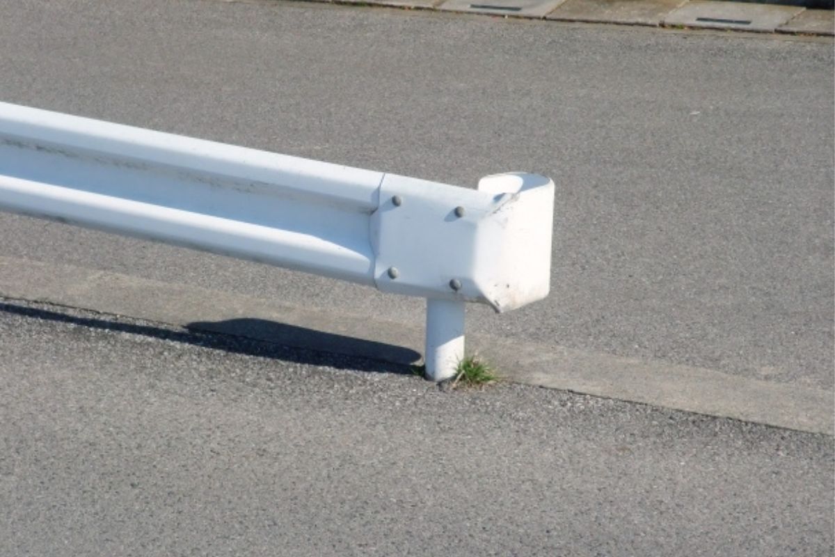 ガードレールの一部 袖ビーム 名前の意味は 市民と車の両方を守る働き者 くらしく